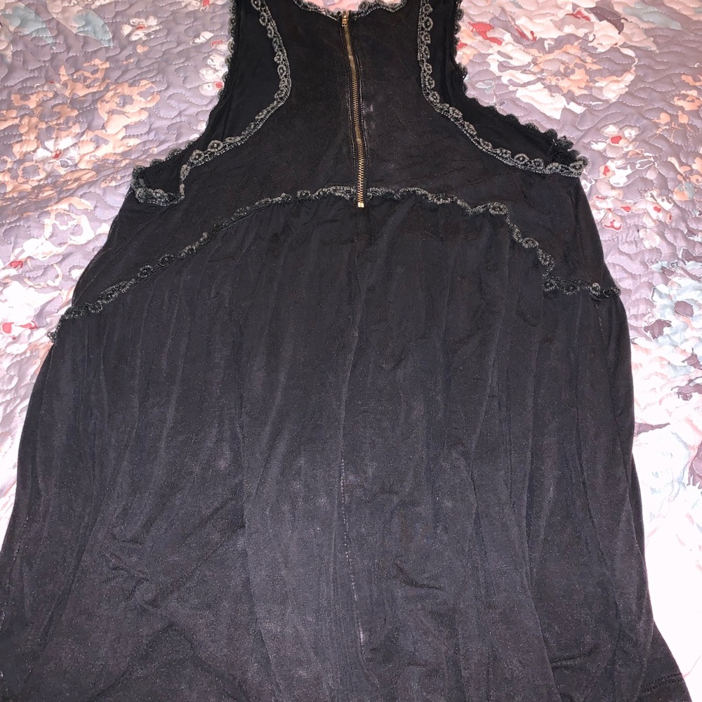 Sleeveless boutique top with zipper back